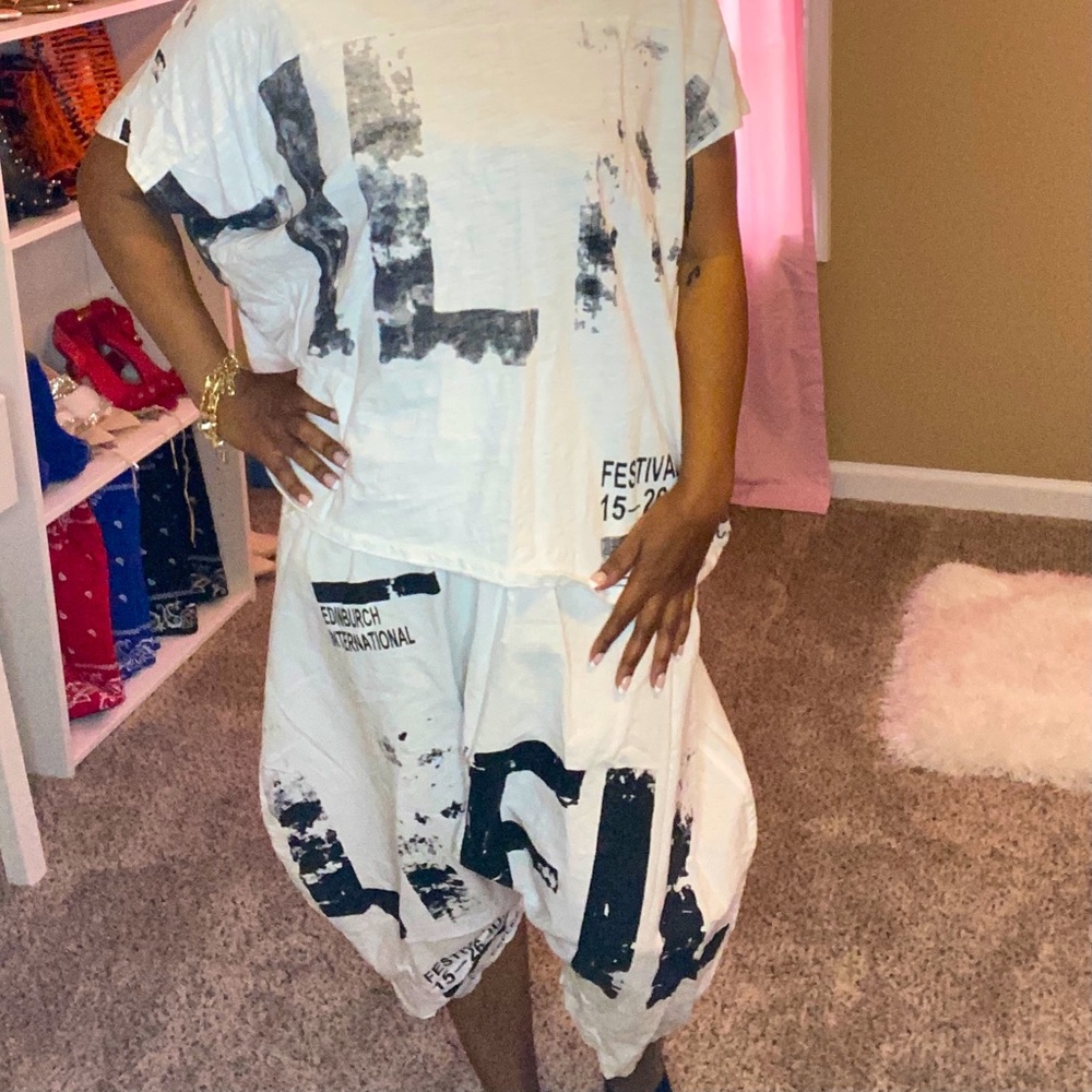 A unique two piece parachute ankle pants set. 🙌🏽
